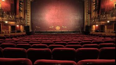 Świat jest teatrem… Aktorami ludzie, czyli o iluzji teatralnej